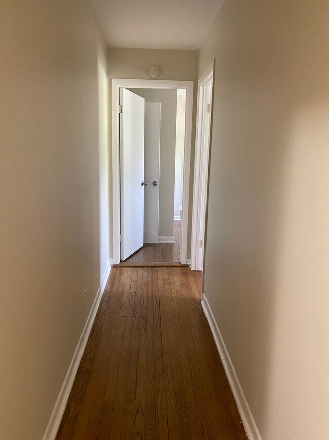 Building Photo - Come Home to Bayou View!!