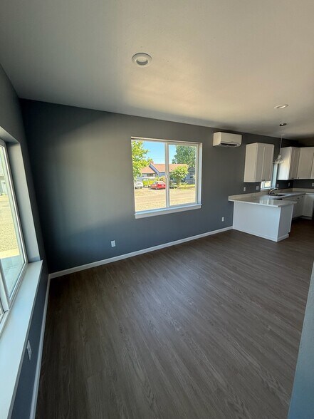 Living - 4142 Avalon St