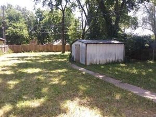 Building Photo - 4 Bedroom / 2 Bath House