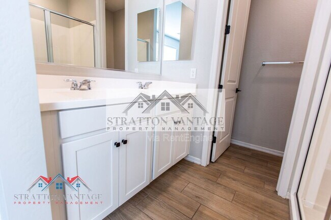 Building Photo - 36005 W San Clemente Ave