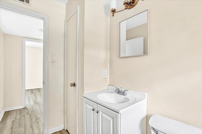 Building Photo - 2-Bedroom Apartment in Convenient Savannah Location