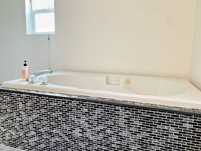 Building Photo - Remodeled Maple Woods Beauty