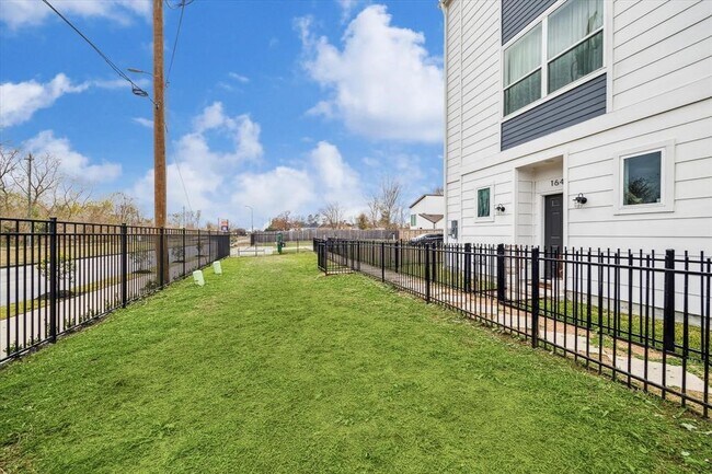 Building Photo - 1538 W Tidwell Rd