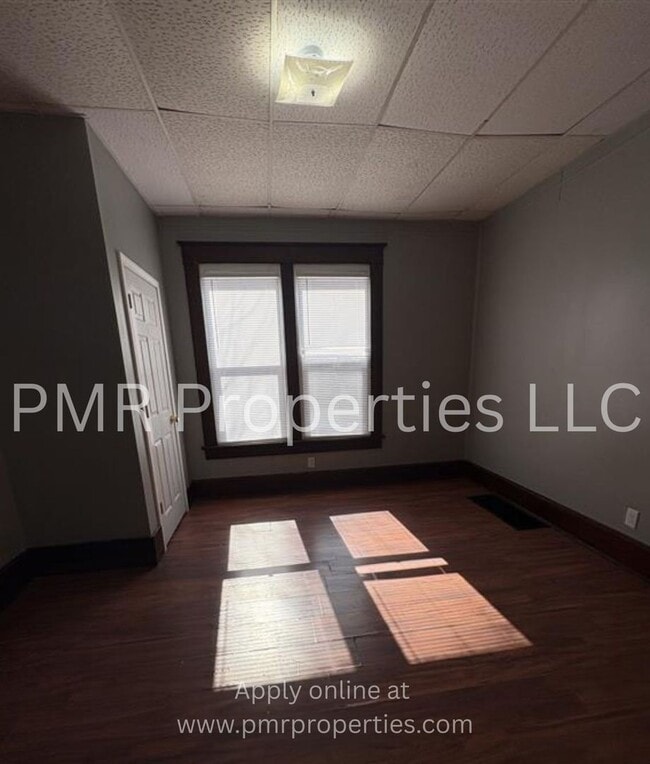 Building Photo - 4 Bedrooms/ 2 bathrooms House