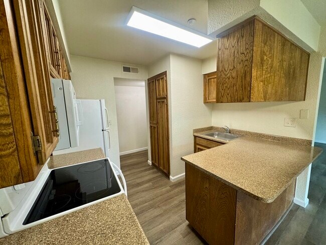 Building Photo - Beautiful Downstairs 2 Bedroom Condo Located In Gated Community Pool + Lake Access!