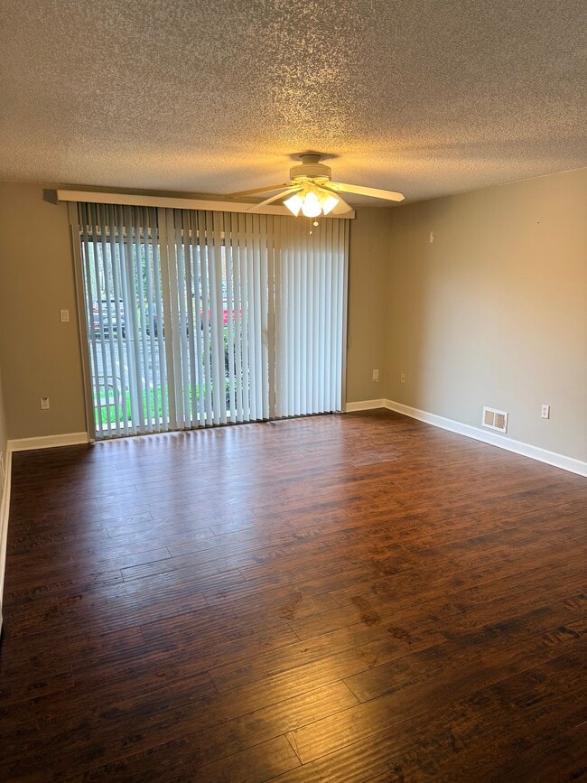 Building Photo - 32 Holly Ct