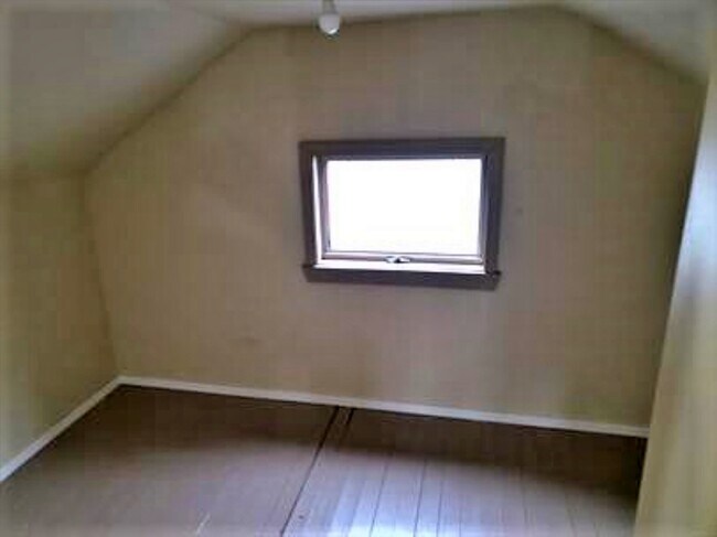 Building Photo - 551 Milkyway St S