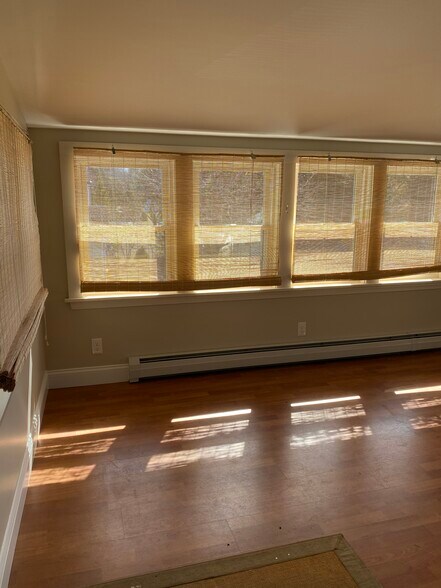 Building Photo - 16 Meadow Dr