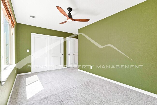 Building Photo - Charming Home with Central AC and Washer/Dryer