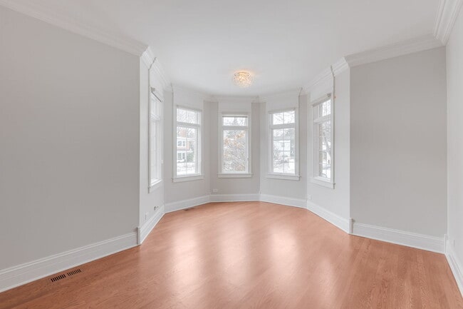 Building Photo - 420 Pine Manor Dr