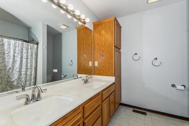 Building Photo - Well maintained 3 bedroom, 3 bath home clo...