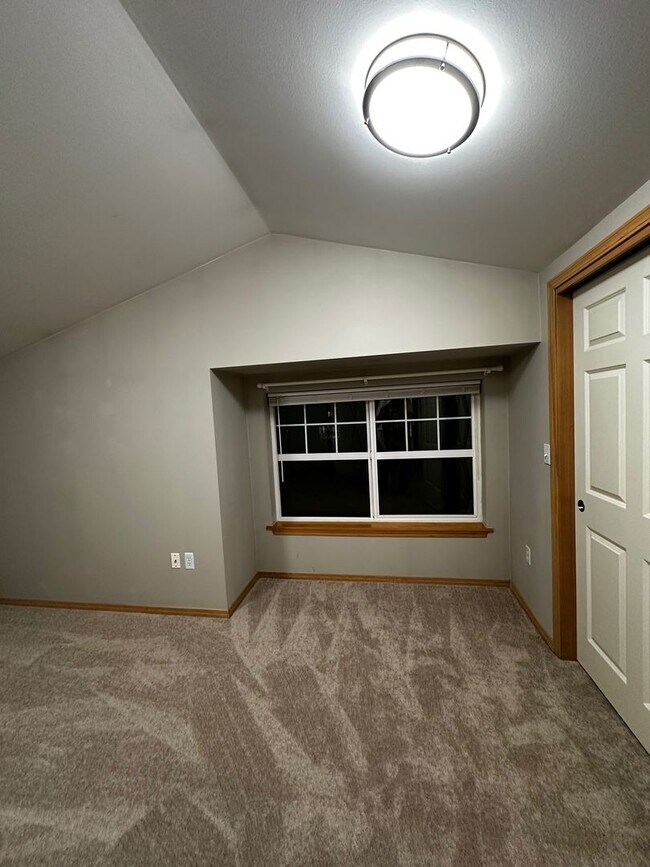Building Photo - Updated 3 beds/ 2 bath townhome for rent!