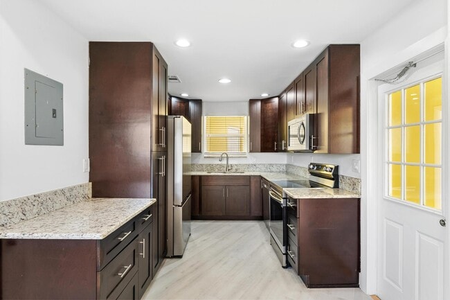 Building Photo - 7531 Edgewater Cir