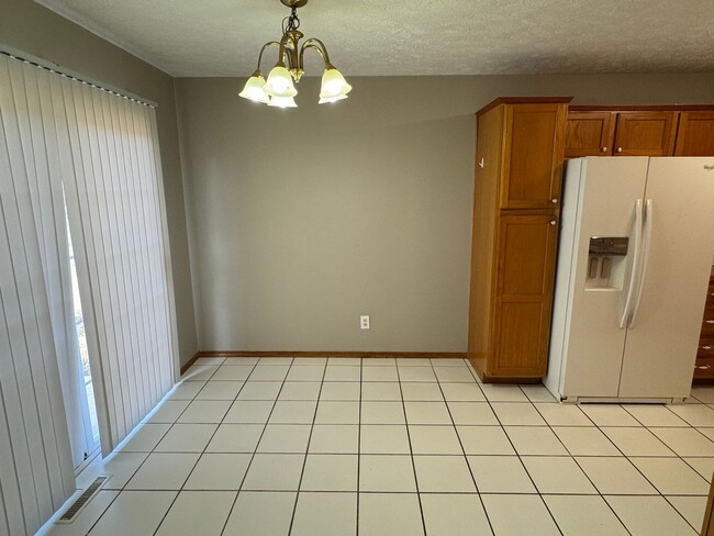 Building Photo - 4 Bedrooms! 2 Bathrooms! Republic!  $1495