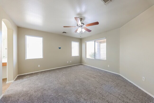 Building Photo - 11402 W Davis Ln