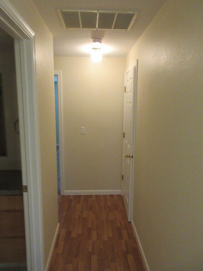 Building Photo - Well Maintained Three Bedroom in Keizer