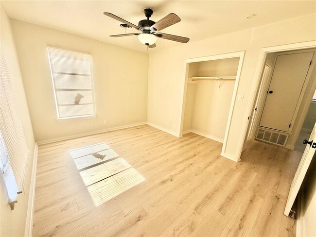 Building Photo - 5330 Wellington Dr