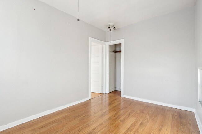 Building Photo - 2 bed 1 bath apartment newly remodeled, lo...
