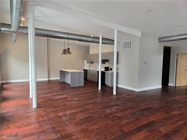 Building Photo - 320 East Ave