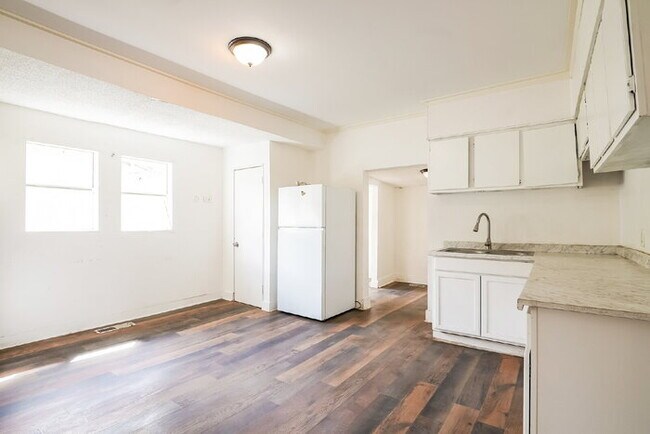 Building Photo - 1304 Avenue G