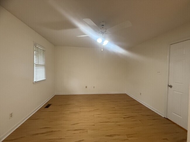 Building Photo - Spacious condo at The Oaks of Avent Ferry!