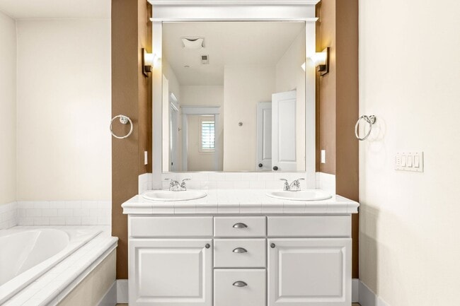 Building Photo - Must See! Luxury Townhome in West Sylvan Hills - Clubhouse/Pool/Garage!