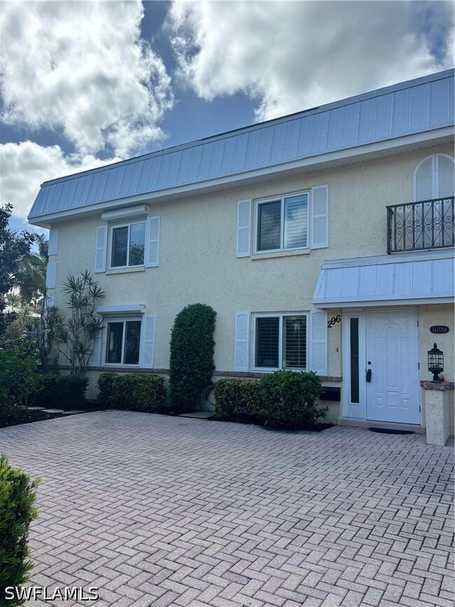 Building Photo - 296 4th Ave S