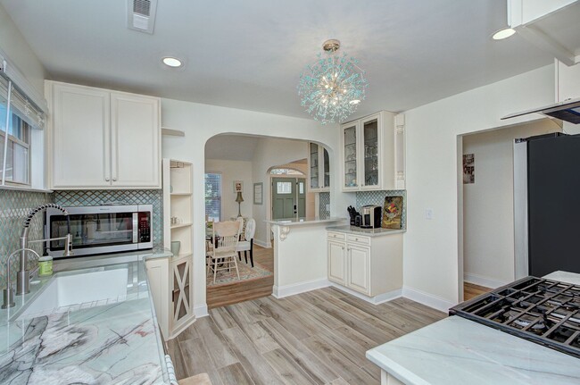 Building Photo - Discover the charm of this FULLY FURNISHED...