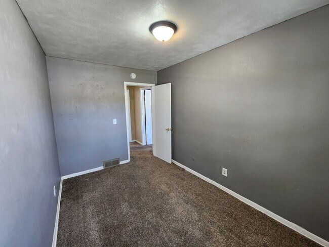 Building Photo - SW 424/426 30th Ave duplex
