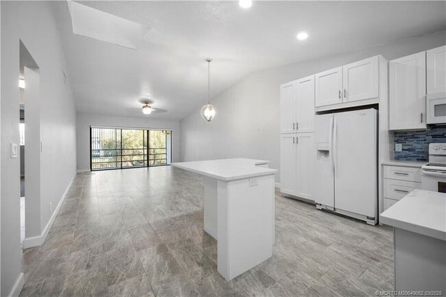 Building Photo - 3011 SE Aster Ln