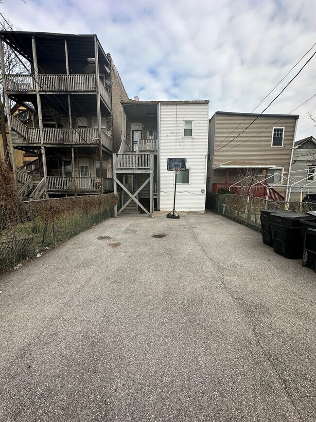 Building Photo - 4356 S Wells St