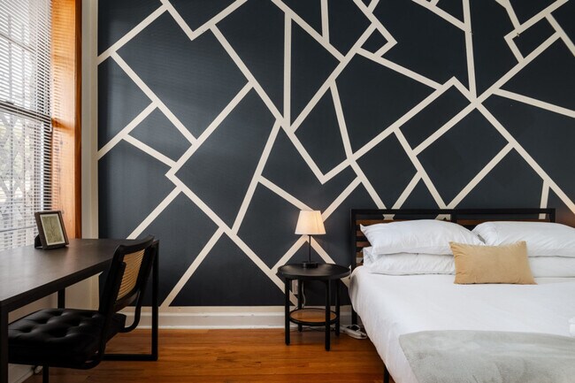 Building Photo - 910N N Damen Ave