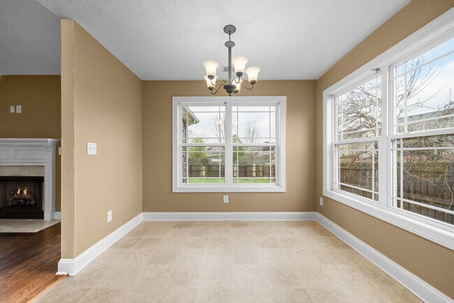 Building Photo - Three Bedroom with Bonus!