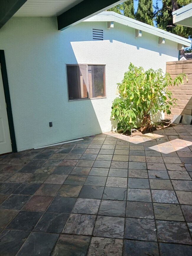 Building Photo - Duplex for RENT!
