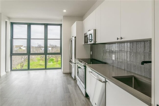 Building Photo - 800 Embassy Dr