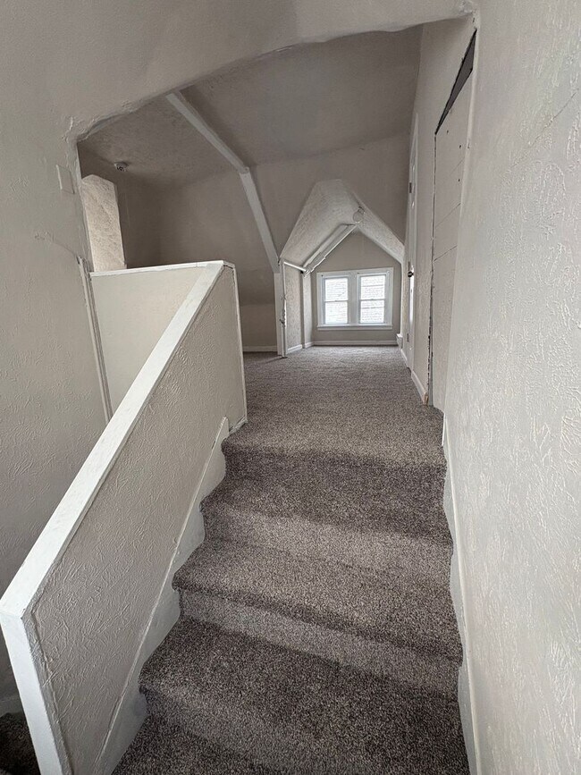 Building Photo - Beautiful, Large 5 Bedroom Cleveland Home - Now Available!