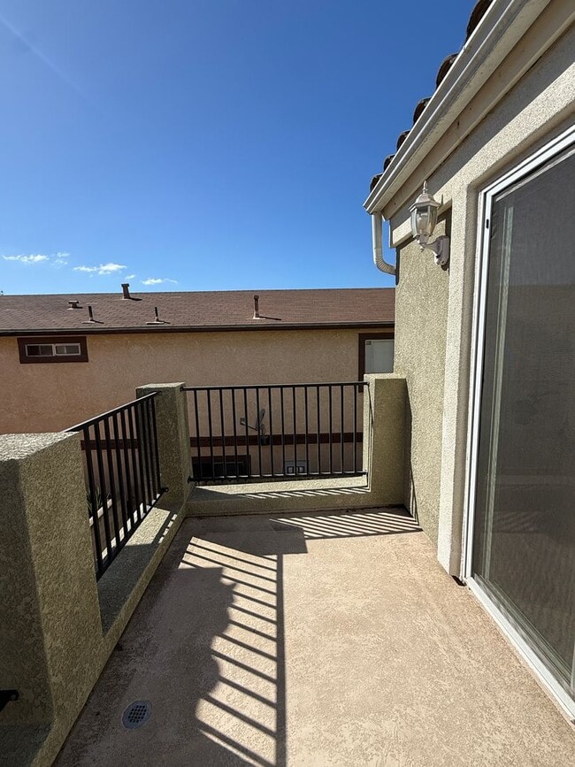 Building Photo - Centrally Located Large Two Story Home on ...