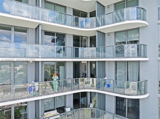 Building Photo - 121 NE 34th St