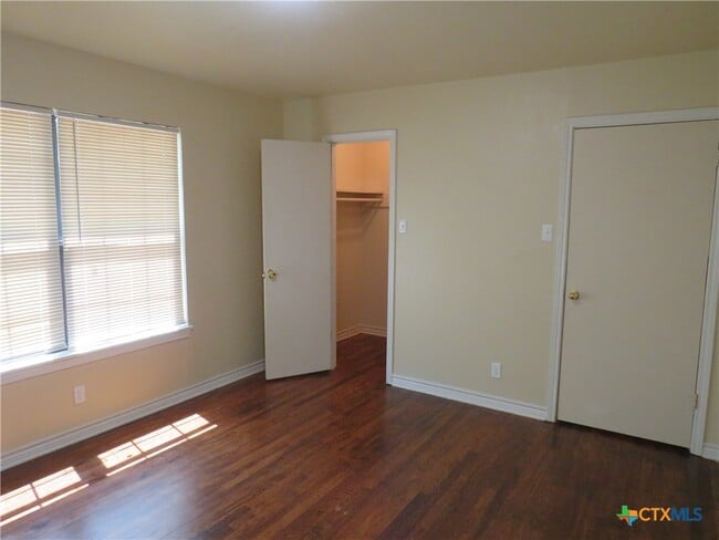 Building Photo - 504 McArthur Dr