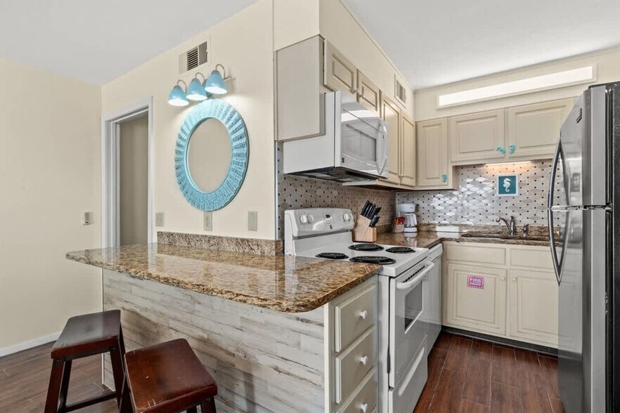 Building Photo - 8743 Thomas Dr