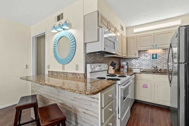 Building Photo - 8743 Thomas Dr