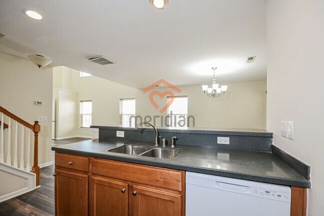 Building Photo - 3 bed / 2.5 bath - Move-in today!