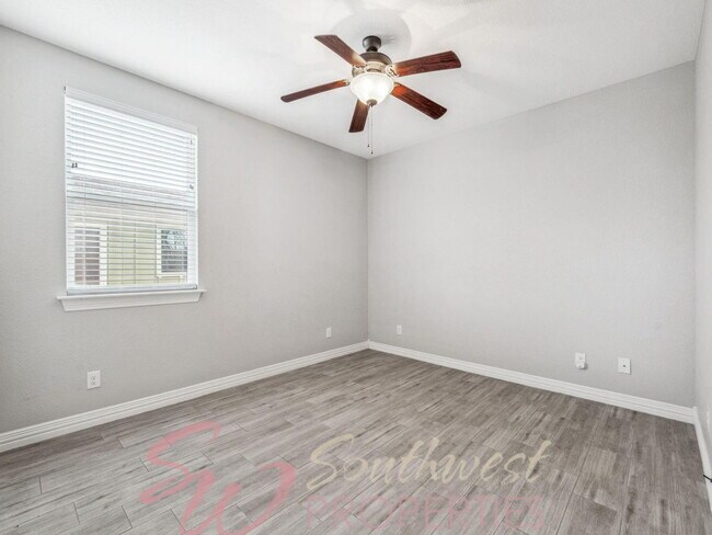 Building Photo - Stunning 5 bedroom, 3.5 bath in Elk Ridge Estates!