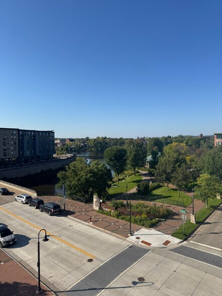 Building Photo - 100 N Farwell St