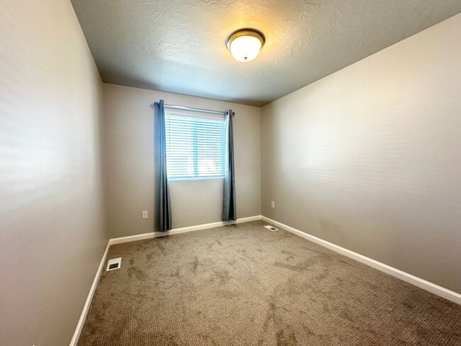 Building Photo - Spacious and Bright Townhome Available Sep...