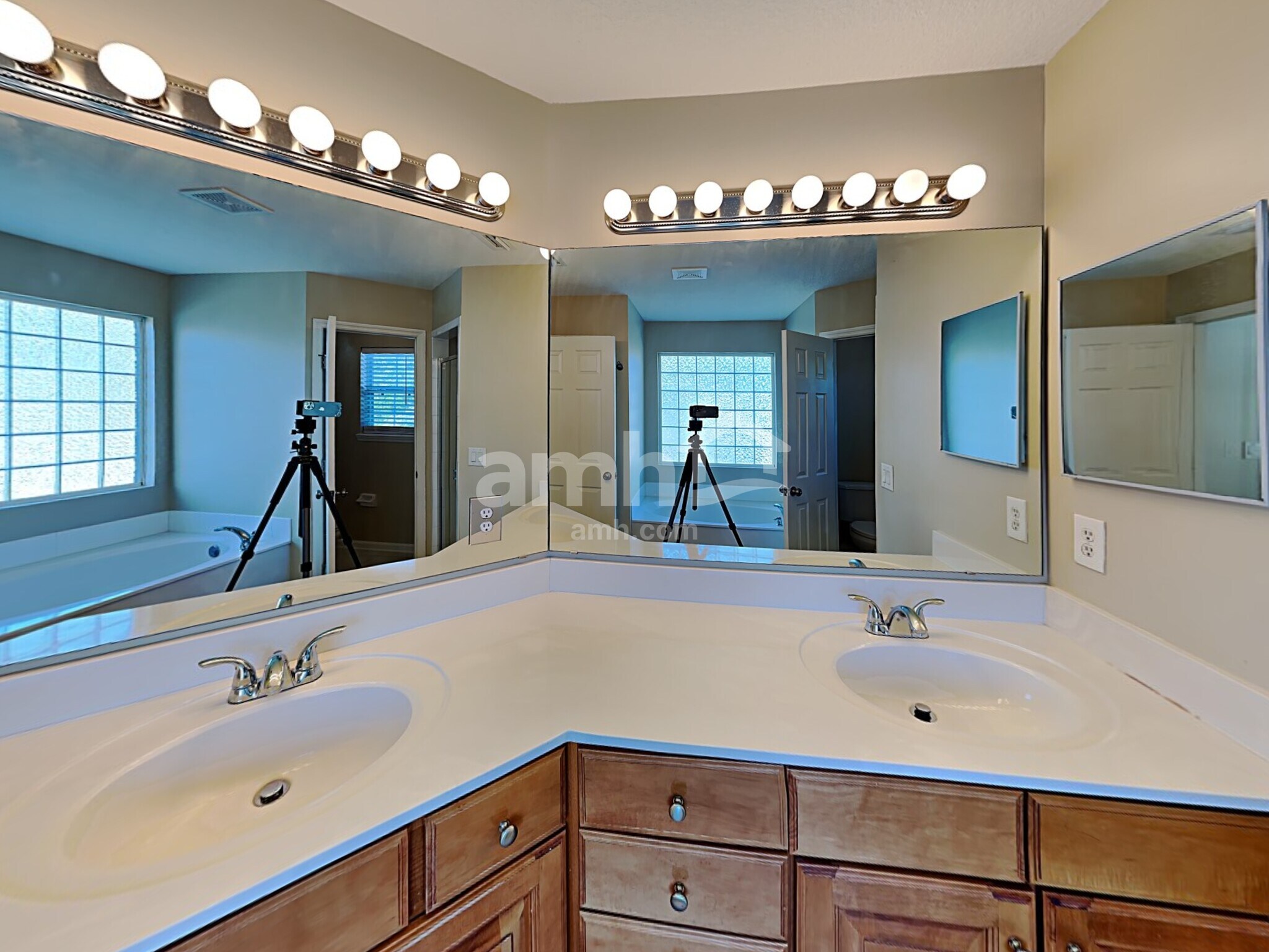 Building Photo - 651 Porto Cristo Ave