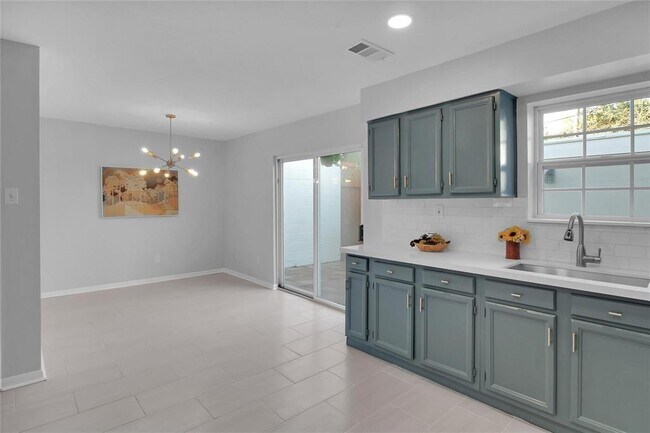 Building Photo - 8868 Kempwood Dr