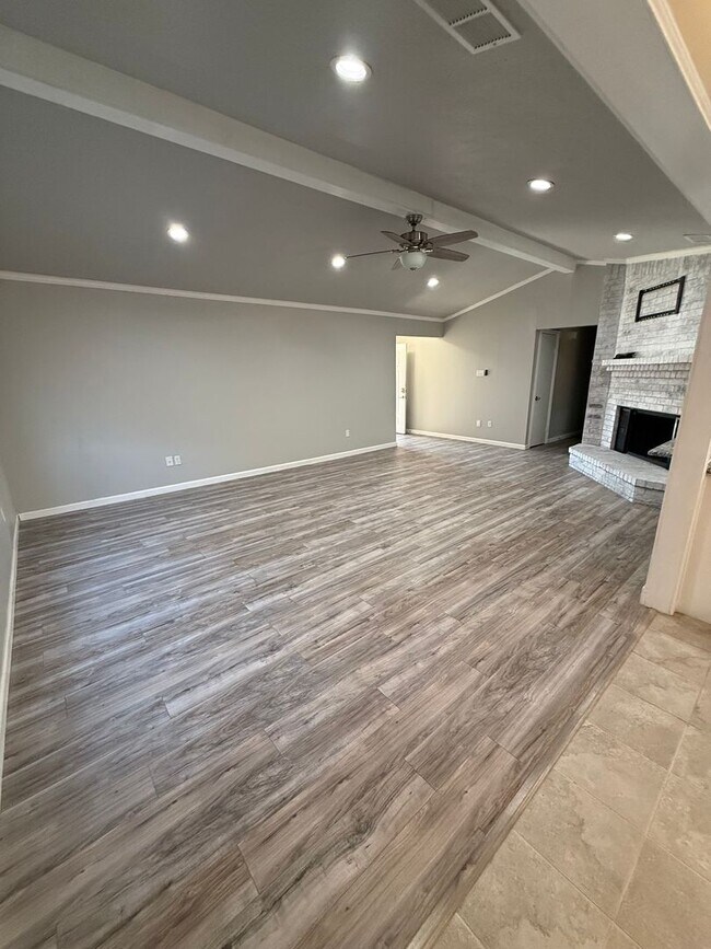 Building Photo - Move-in special $500 off your first full month. Are you ready to move !!Brick four bedroom two ba...