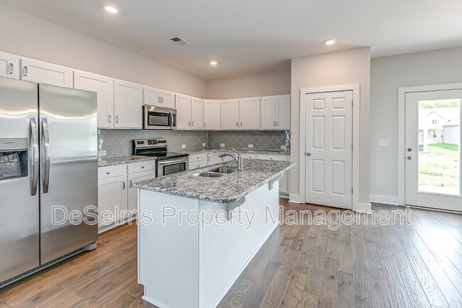 Building Photo - 1024 Hillbrook Dr