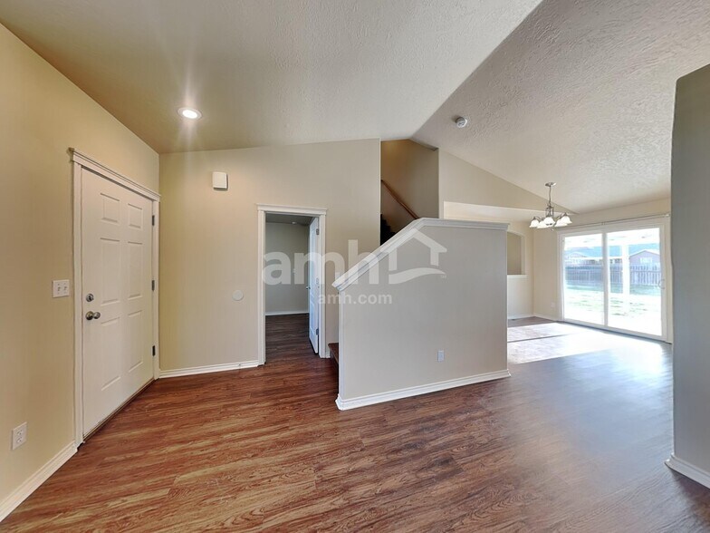 Building Photo - 956 S Wild Yucca Ave